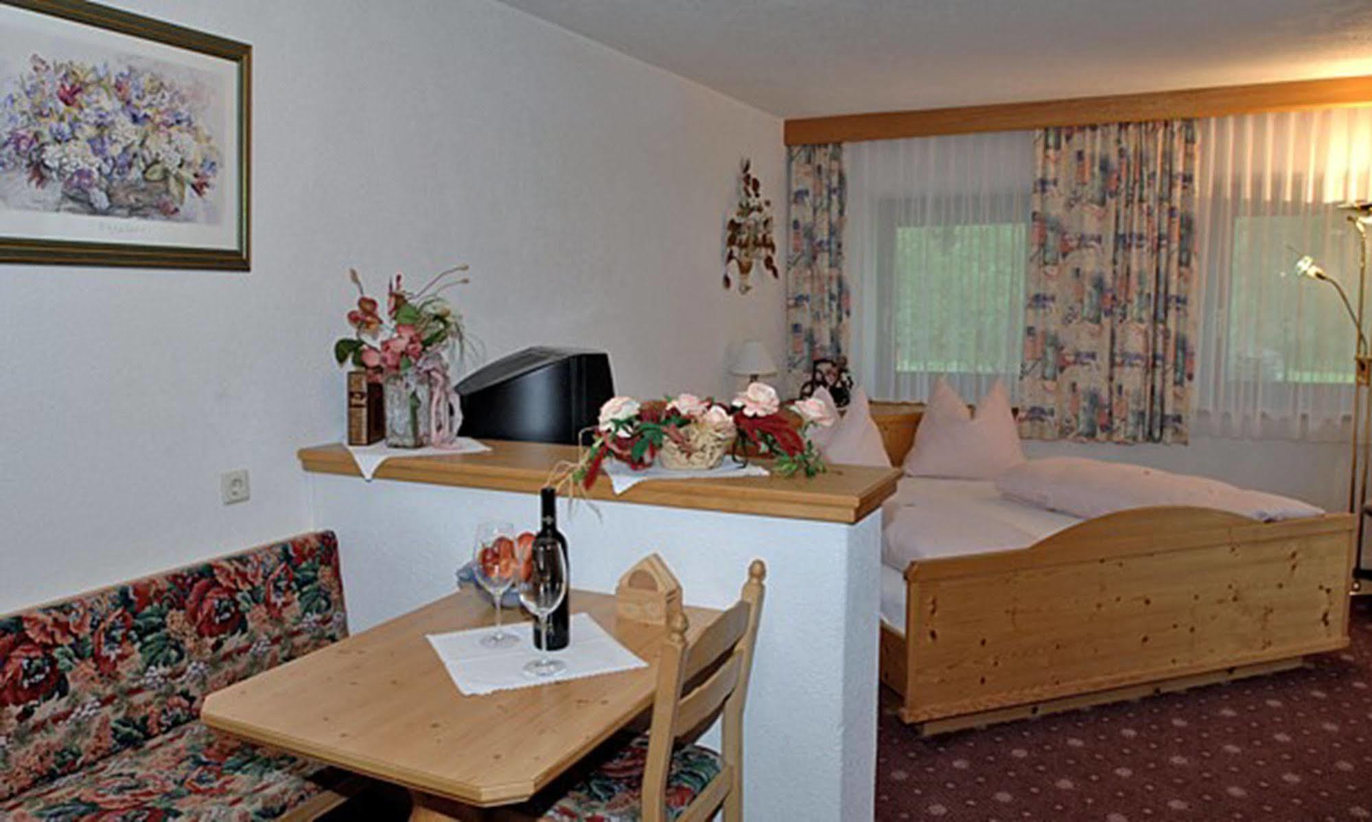 Pension Und Apartments Landhaus Marie Leutasch Eksteriør bilde
