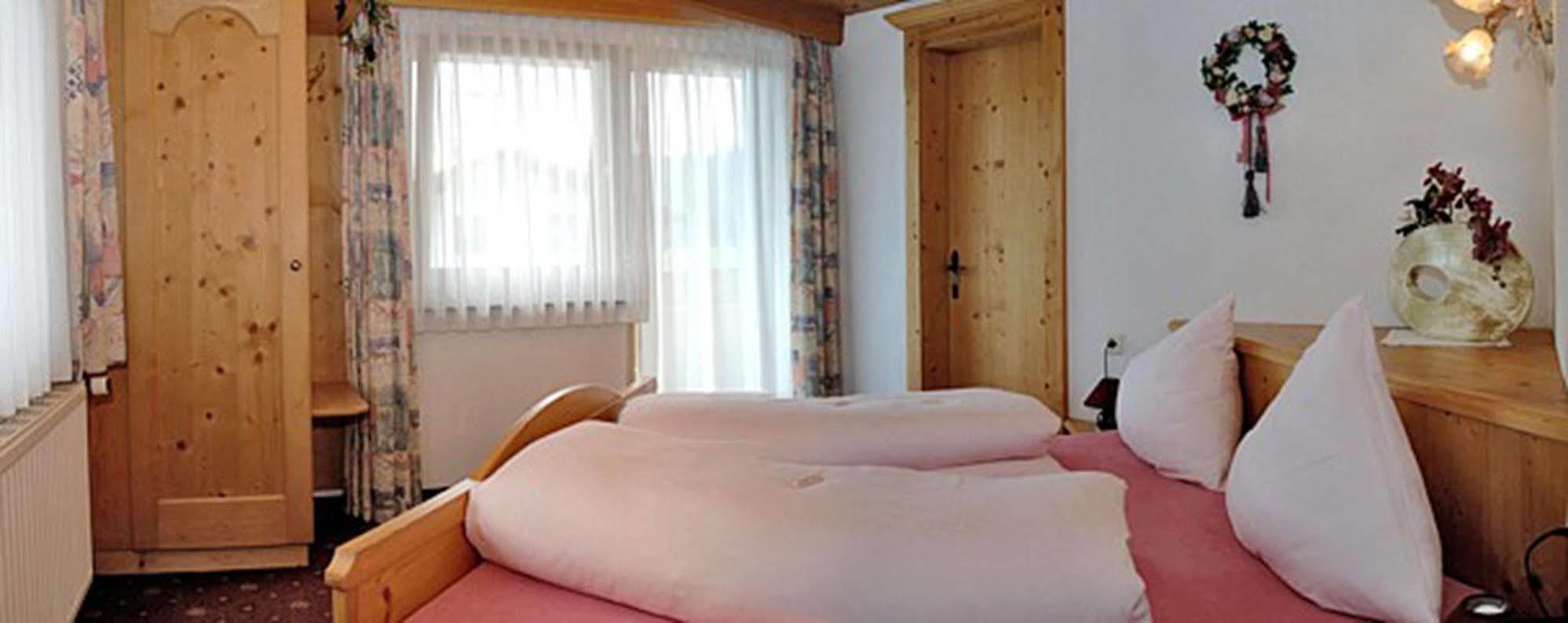 Pension Und Apartments Landhaus Marie Leutasch Eksteriør bilde